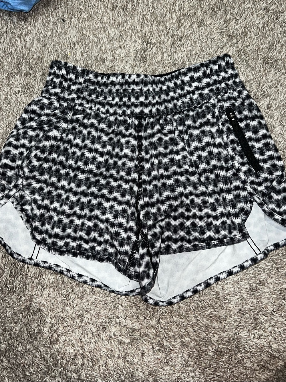 lululemon athletica Black & White Patterned Tracker Shorts size 6 Seawheeze